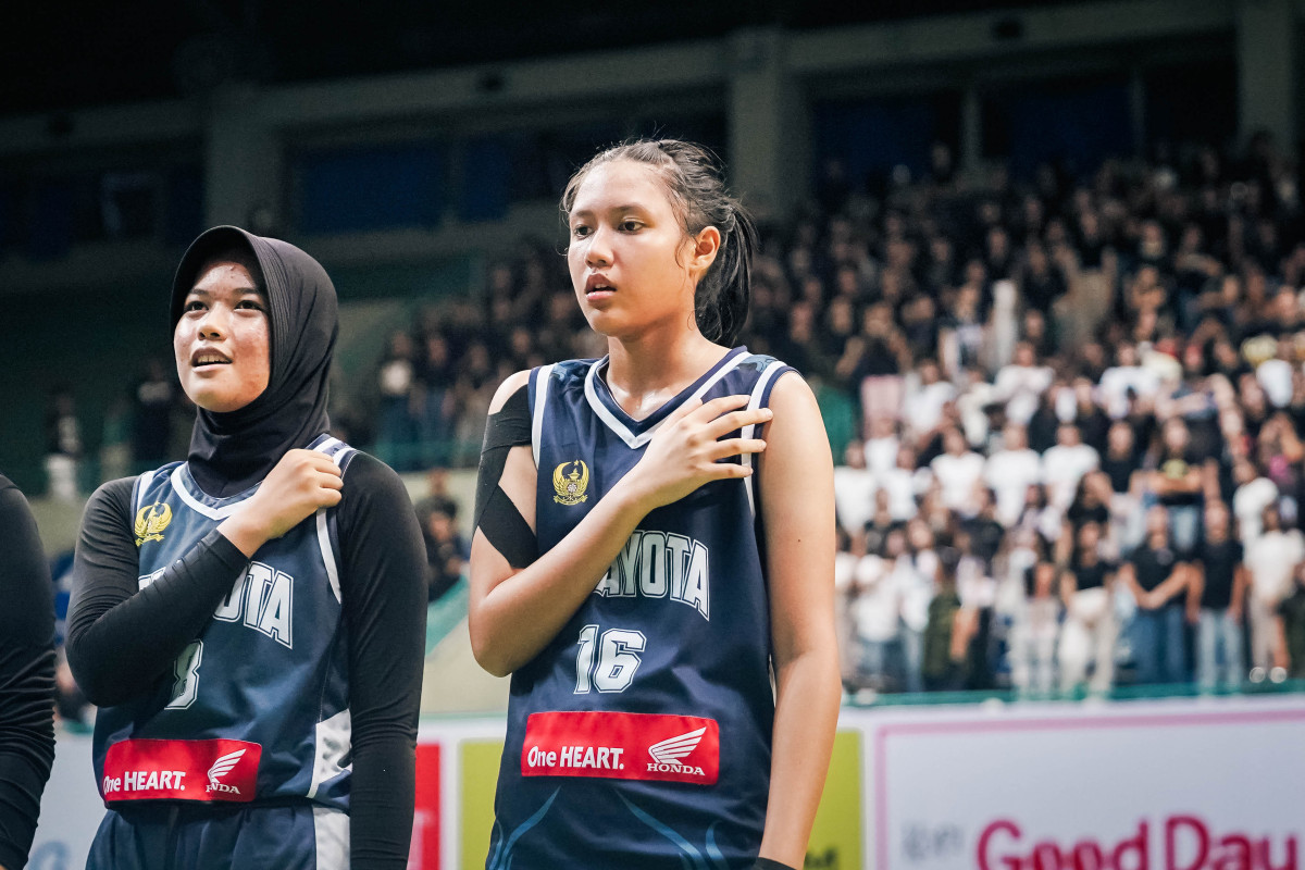 Naura Airish Qaisara Rifaldhi (kanan) perkuat SMAN 8 Yogyakarta di Honda DBL with Kopi Good Day 2025 Yogyakarta yang juga kiper Timnas Putri Indonesia U16
