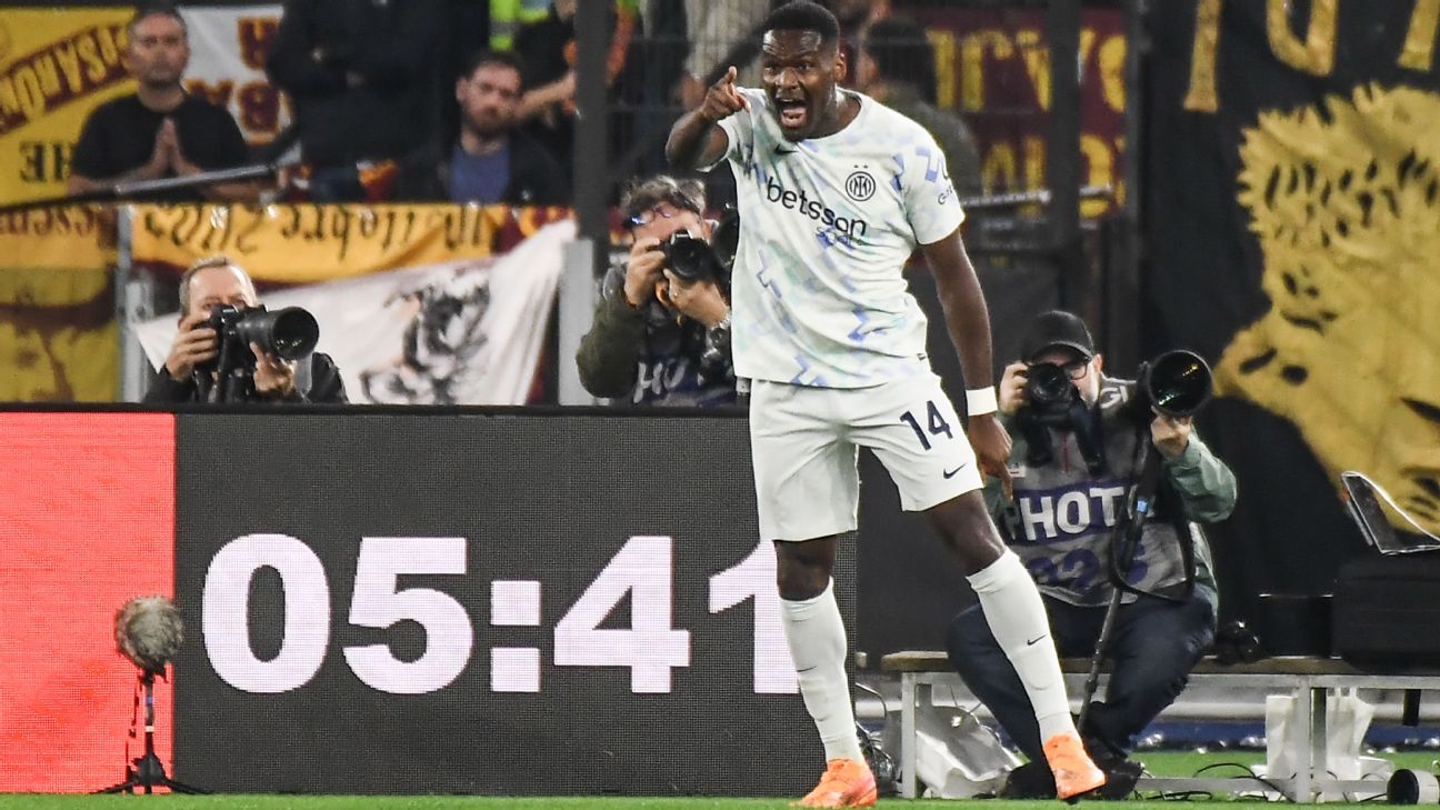 Selebrasi Ange-Yoan Bonny setelah mencetak gol kemenangan Inter atas AS Roma