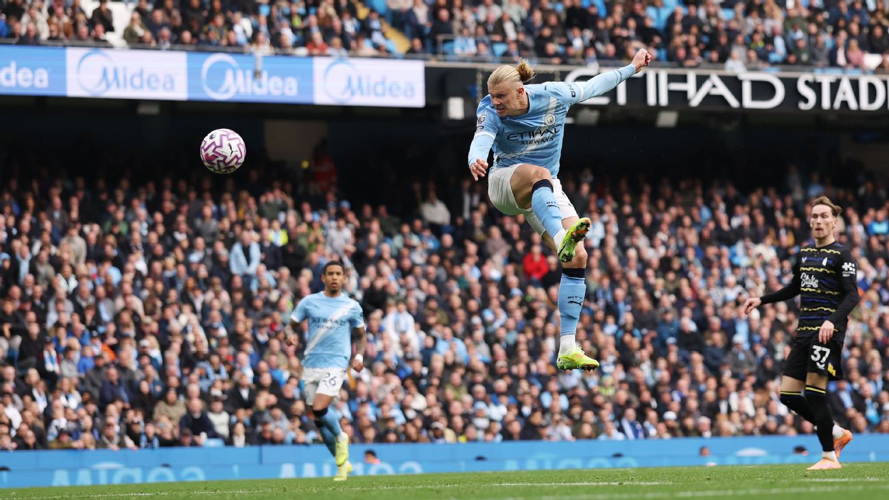 Erling Haaland mencetak gol melalui tandukan dalam kemenangan 2-0 Manchester City atas Everton