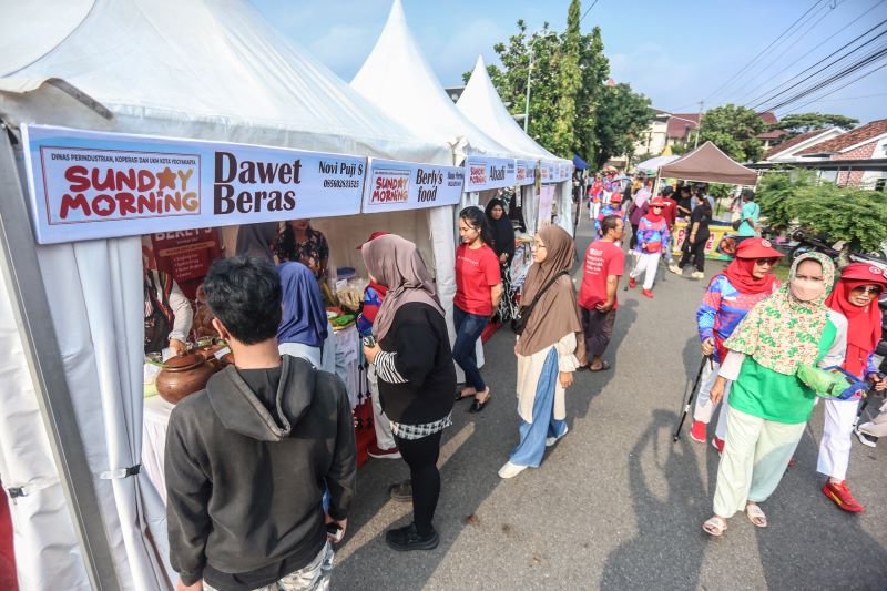 Dinas Koperasi dan UKM (Diperinkop UKM) menggelar Sunday Morning (Sunmor) di Jalan LPP, Klitren, Gondokusuman, Minggu (19/10)