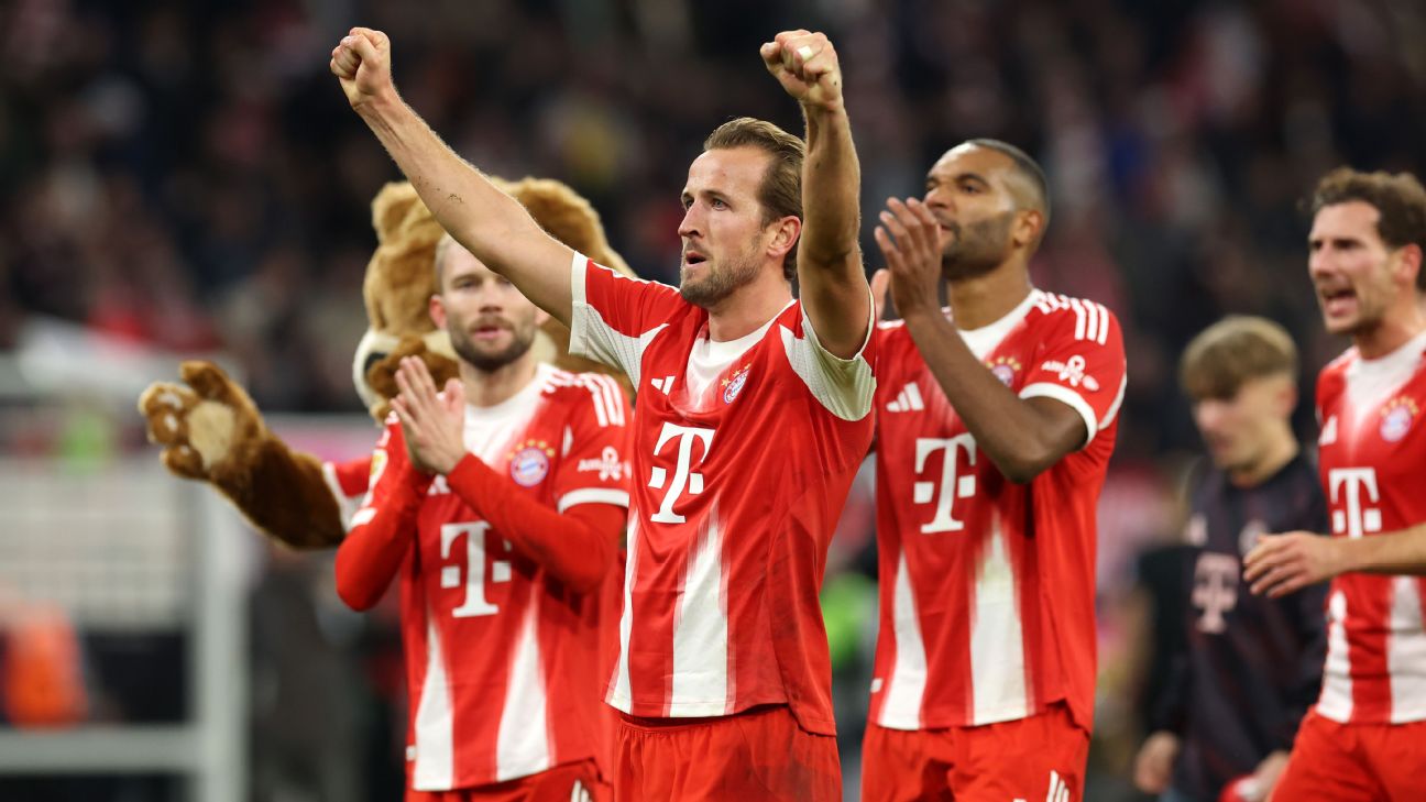 Para pemain Bayern Munich rayakan kemenangan atas Borussia Dortmund dalma derbi der Klassiker di Bundesliga