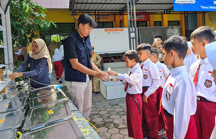 ANTRE: Sejumlah siswa SDN Jurangombo 5 tampak antusias mengantre untuk mendapatkan paket makanan bergizi.