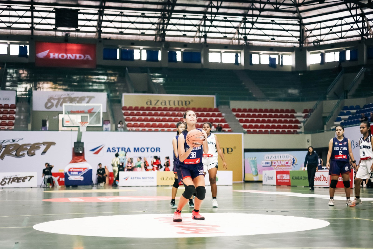 Penggawa tim putri SMA Budi Mulia, Zahira Adiya Mecca saat tampil di Honda DBL with Kopi Good Day 2025 Yogyakarta di GOR UNY