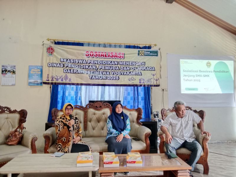 HAK MASYARAKAT: Anggota Komisi D DPRD DIY Sri Muslimatun menyampaikan materi dalam sosialisasi beasiswa pendidikan menengah di Kalurahan Trihanggo, Gamping, Sleman, Senin (20/10).