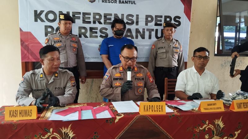 BARANG BUKTI: Polisi sedang memperlihatkan barang bukti kasus penggelapan gaji karyawan di Polsek Pundong Senin (20/10).