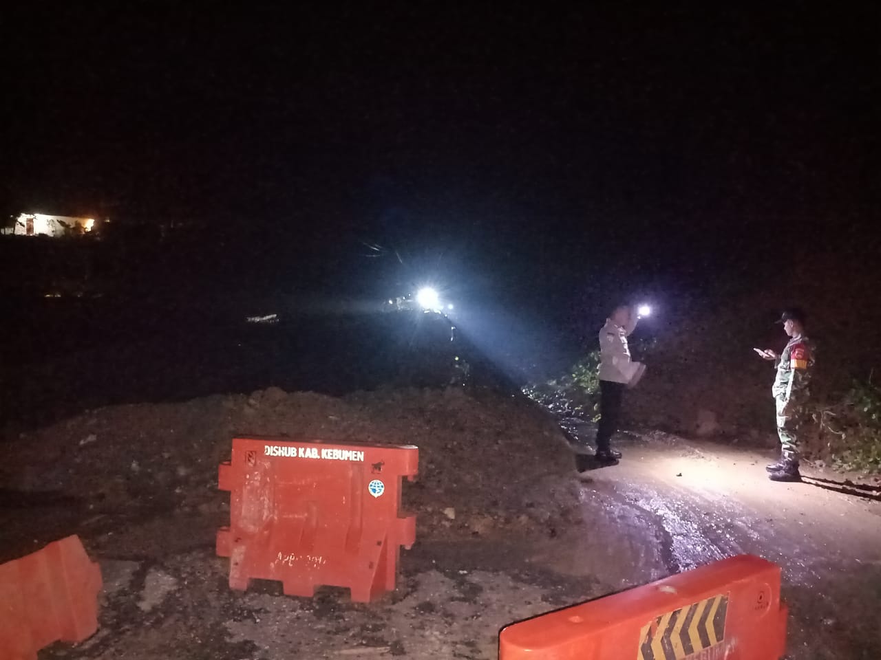 Petugas dari Polsek Karangsambung melakukan pengamanan di titik longsor yang berada di ruas Jalan Karangsambung-Sadang. (Dokumentasi Polsek Karangsambung)
