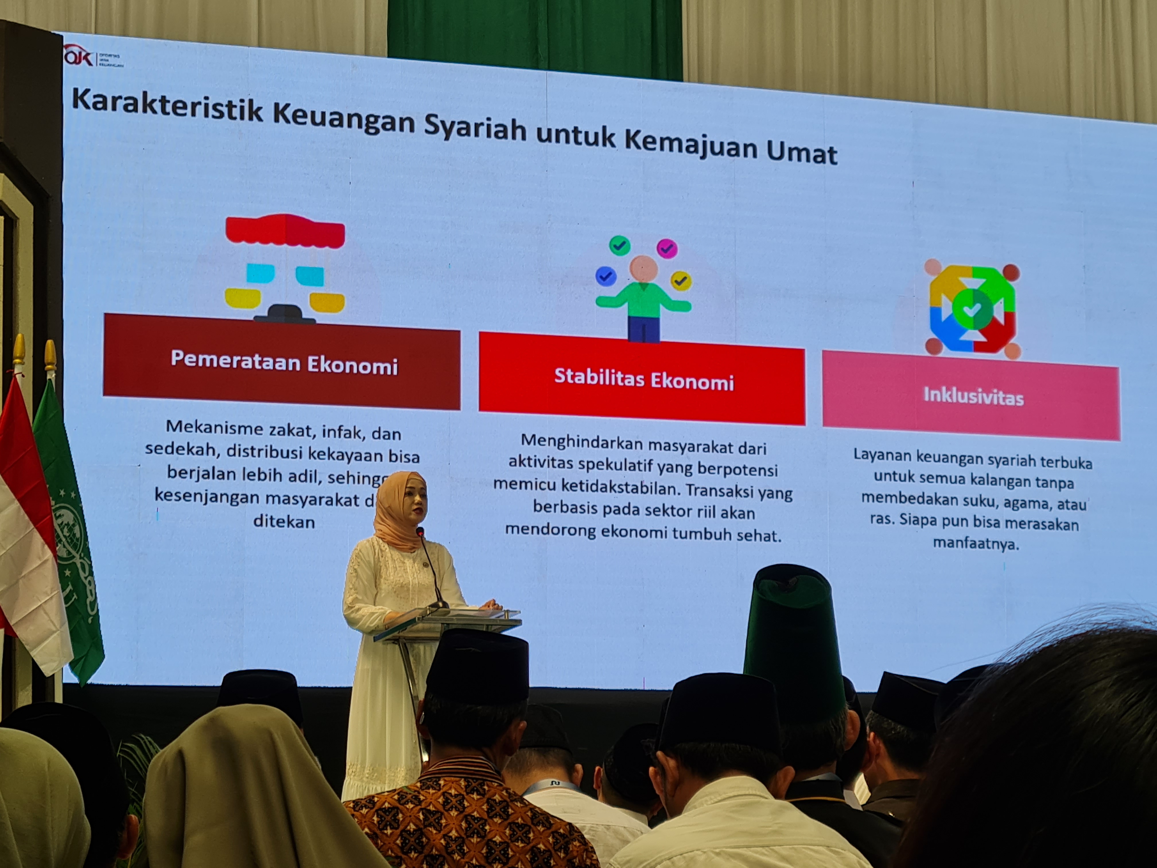 Perwakilan OJK saat memberikan penjelasan kepada para santri dan pelaku UMKM di Ponpes API Tegalrejo, Magelang, Senin (20/10).