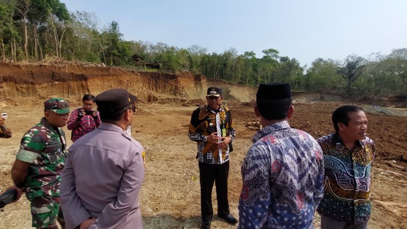 PENINJAUAN: Forkopimkap meninjau lokasi tambang galian di Padukuhan Gigrak.&nbsp;