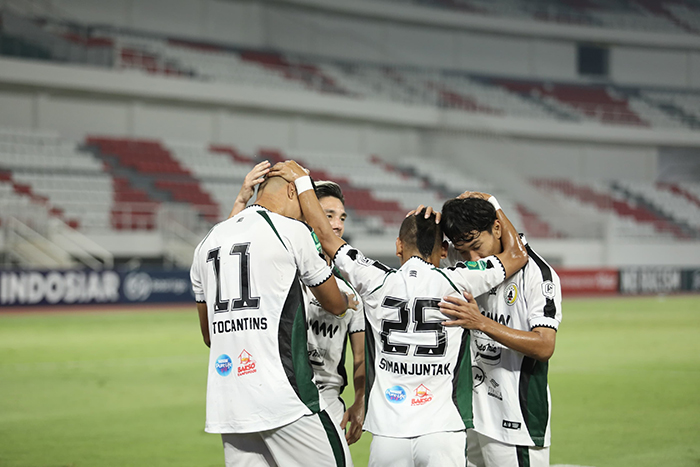 BELUM TERKALAHKAN: Aksi para pemain PSS Sleman saat bertanding melawan PSIS Semarang&nbsp;