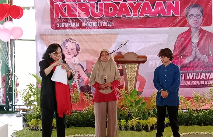 KAYA PENGALAMAN: Wakil Ketua Komisi X DPR RI Esti Wijayati berdialog dengan mahasiswa penerima manfaat KIP Kuliah di Pendapa Universitas Widya Mataram.