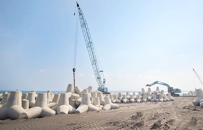 MENATA: Pekerja proyek melakukan penataan tetrapod yang berada di Pantai Congot, tidak jauh dari YIA.