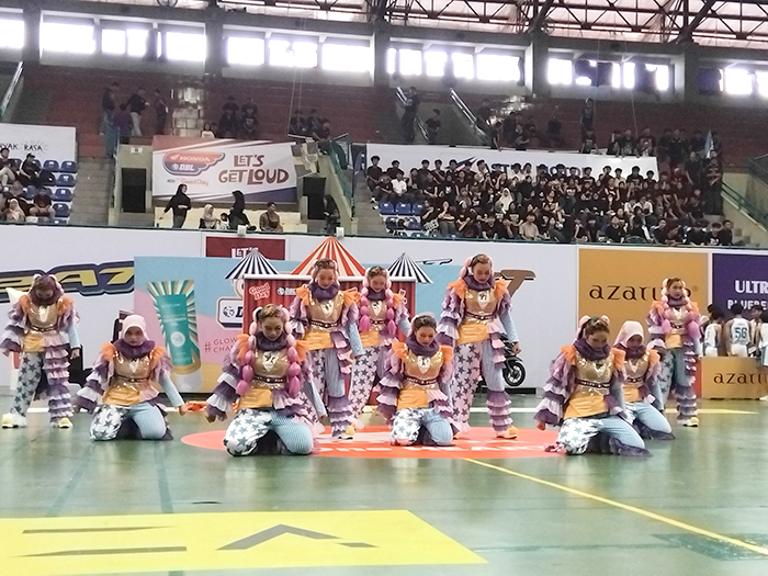 Tim dance @beezagger saat beraksi di GOR UNY, Senin (20/10/2025).  &nbsp;