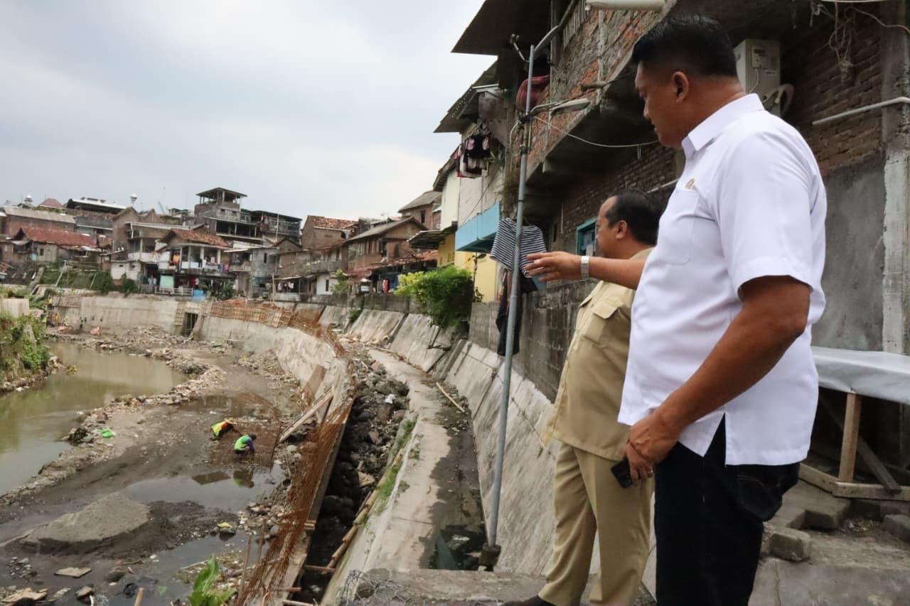 CEK : Jajaran Komisi C DPRD Kota Jogja saat melakukan sidak pembangunan talud Sungai Code di RW.06, Terban, Gondokusuman, Senin (20/10/2025).