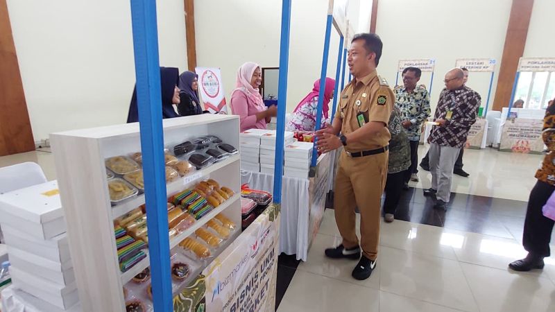 MELIHAT: Wakil Bupati Kulon Progo meninjau stand UKM yang terdaftar dalam pengadaan barang.&nbsp;