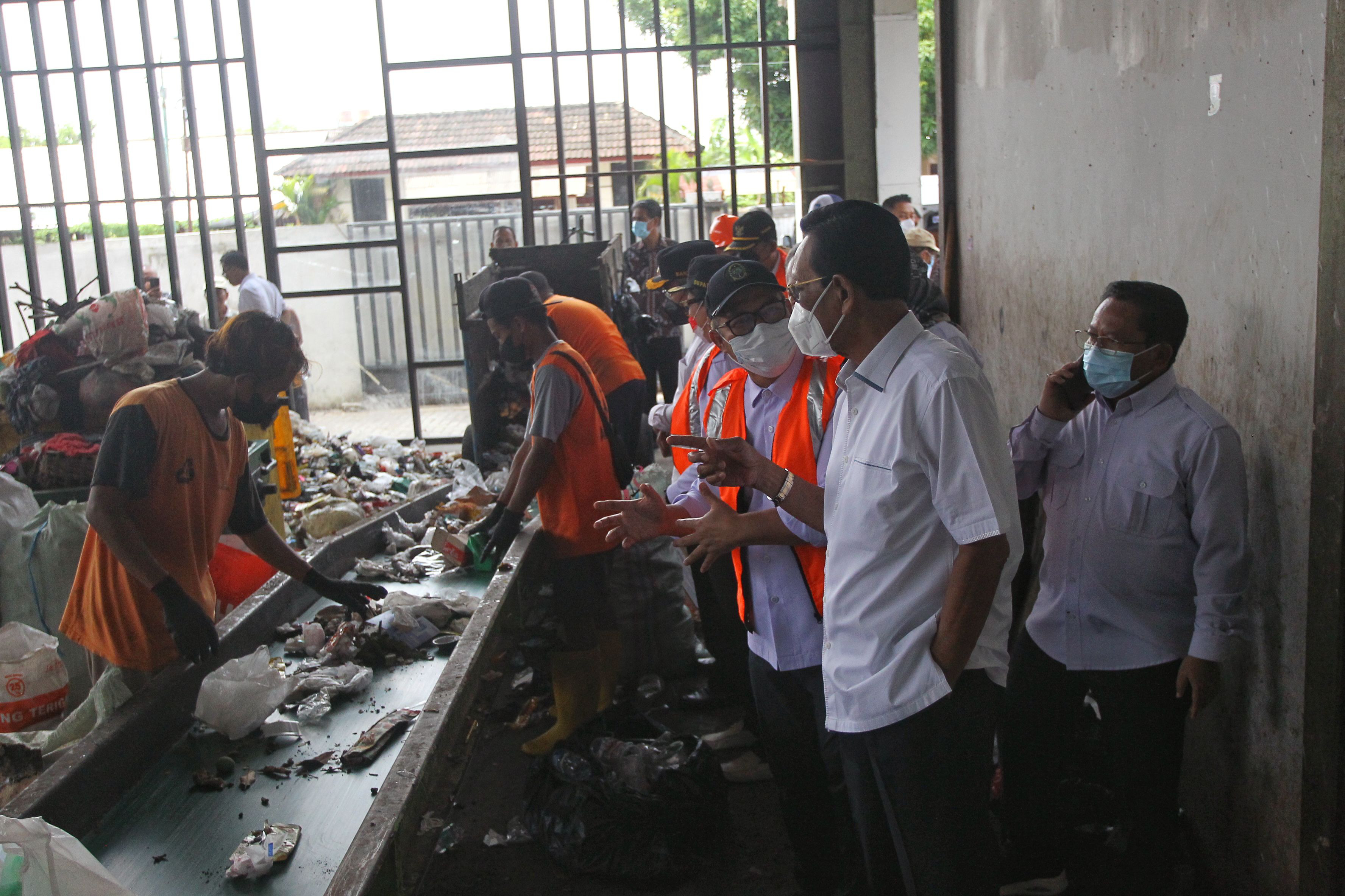 Gubernur DIJ Hamengku Buwono X berdiskusi dengan Walikota Jogja Hasto Wardoyo disela kunjungan di TPS3R (Tempat Pengolahan Sampah Reduce, Reuse, Recycle) Kranon, Nitikan, Kota Jogja, kemarin (21/10).
