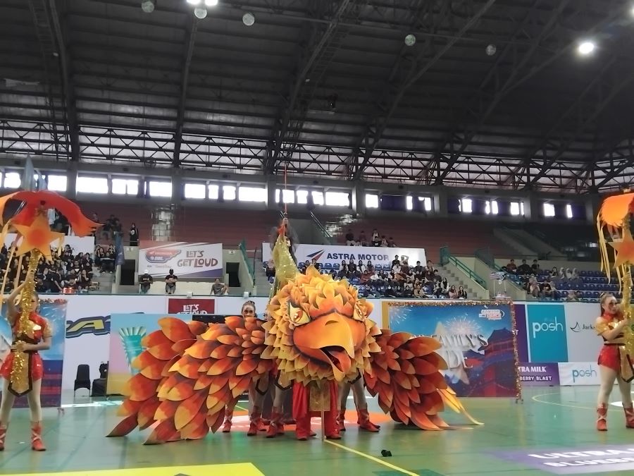 Keterangan Tim dance Eighthereal saat tampil di panggung Azarine DBL Dance Competition 2025-2026, Selasa(21/10/2025).