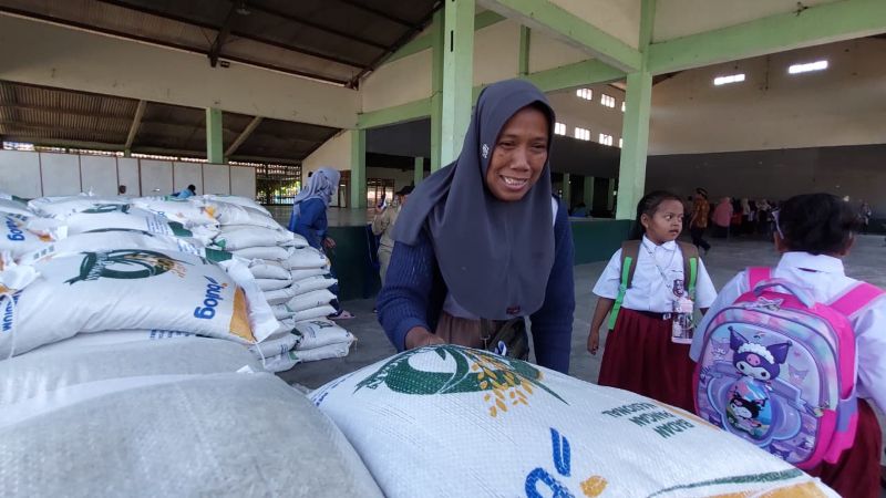 ANTRE: Warga Kalurahan Wijimulyo mengambil bantuan pangan dari Bulog.