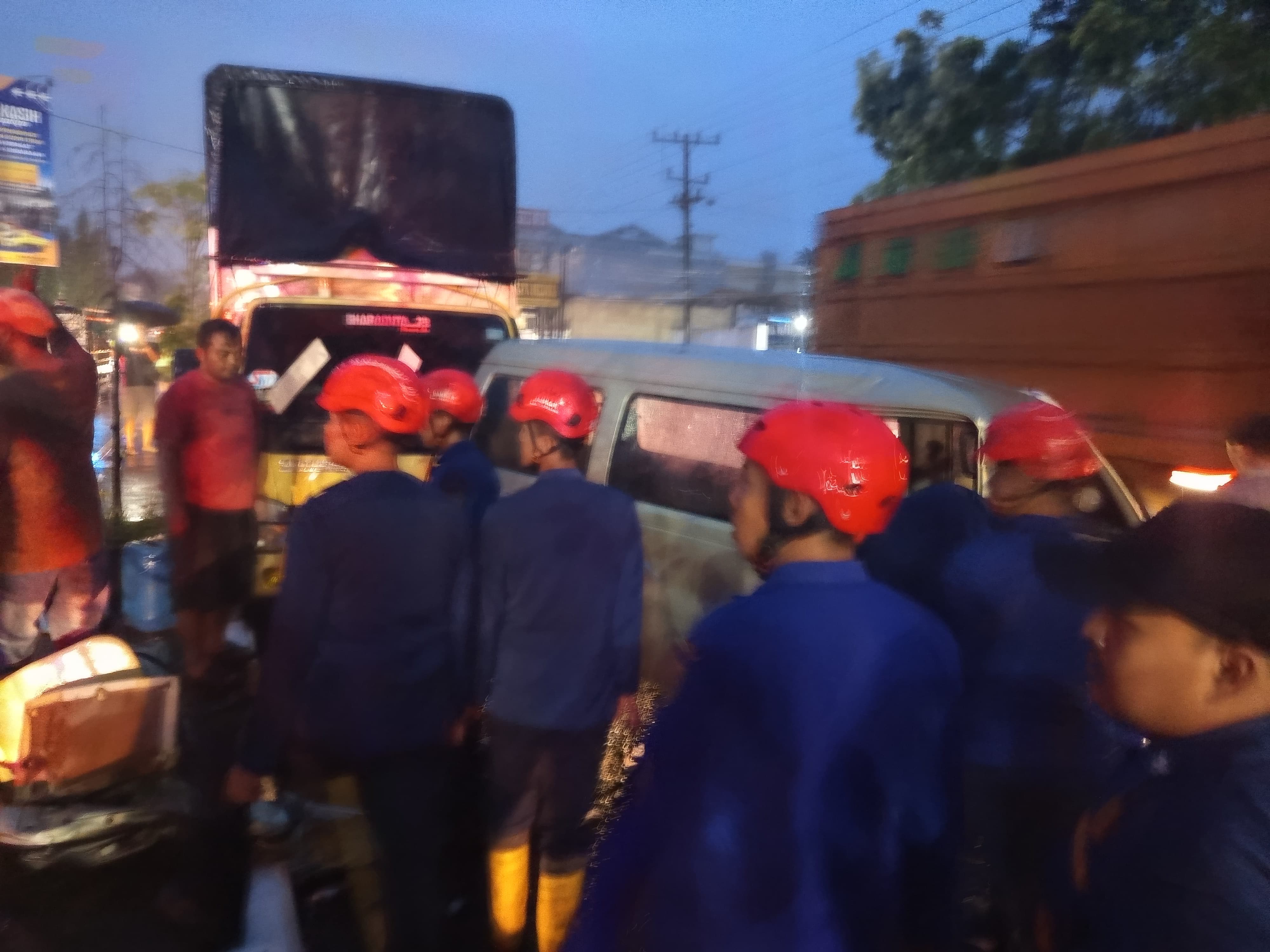 Tim gabungan mengevakuasi sejumlah kendaraan yang terlibat kecelakaan di Jalan Raya Magelang-Yogyakarta, Selasa (21/10) sore.