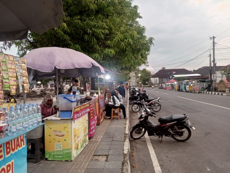 Pedagang di kawasan Alun-Alun Wonosari masih nekat berjualan setelah ada larangan