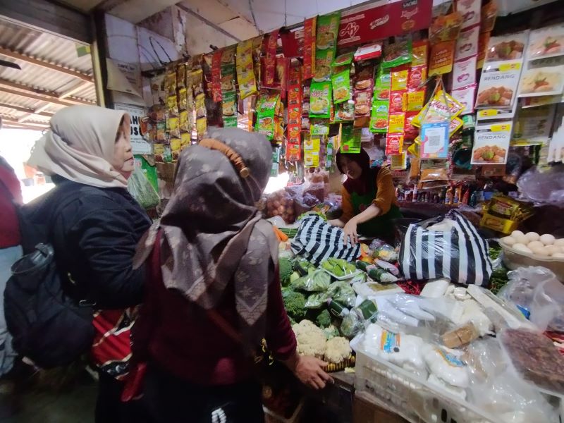 Pedagang Pasar Wates menjajakan jualan sembako ke pembeli.