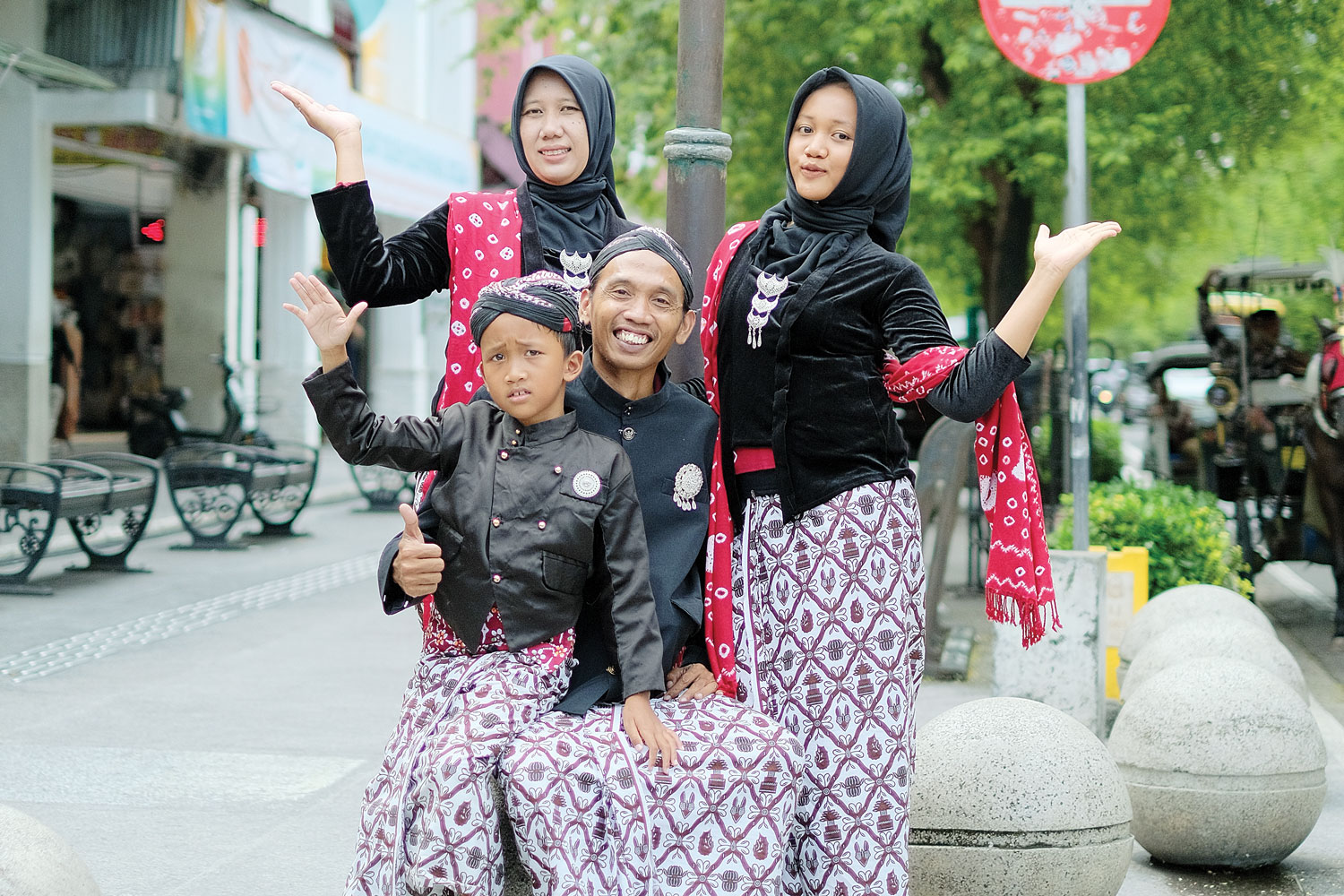 TREND: Wisatawan menyewa kebaya di Malioboro, Jogja. Wakil Ketua Komisi D DPRD Kota Jogja Yogo Prasetyo Pri Hutomo mendorong inovasi budaya seperti ini sebagai pelestarian tradisi.