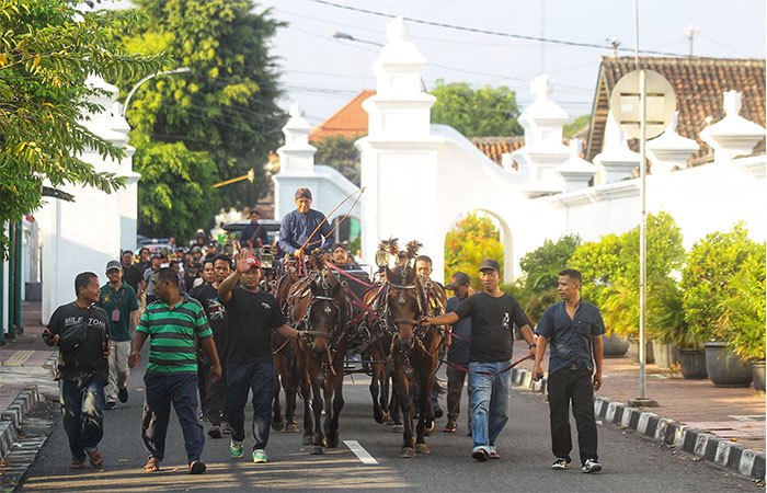 TRADISI: Abdi dalem mengendarai kereta pusaka Keraton Jogja saat dilakukan gladi resik di Jalan Rotowijayan, Kota Jogja, pekan lalu.
