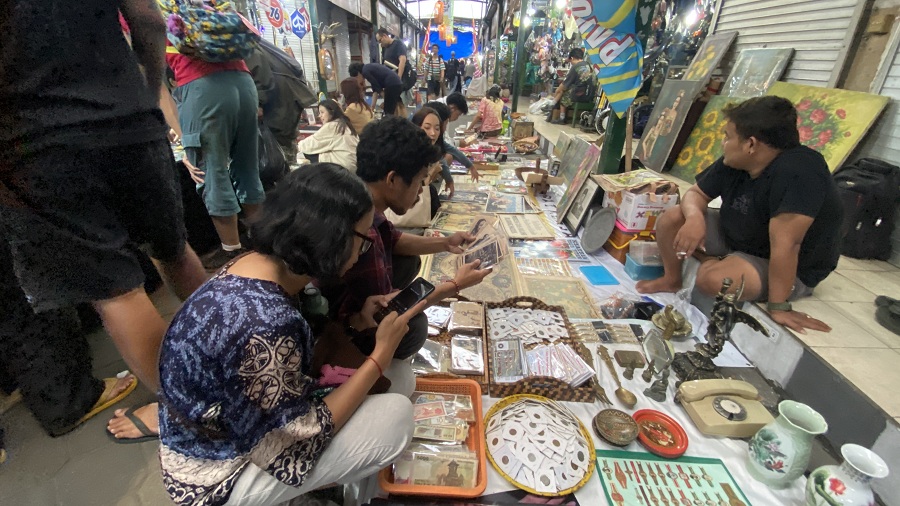Suasana pengunjung event Loakarta di Pasar Klithikan Pakuncen Jogja di hari terakhir, Rabu (22/10/2025).