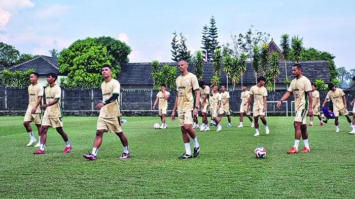 SIAP TANDANG: Para pemain PSS Sleman saat menjalani latihan di Lapangan Pakembinangun, Pakem.