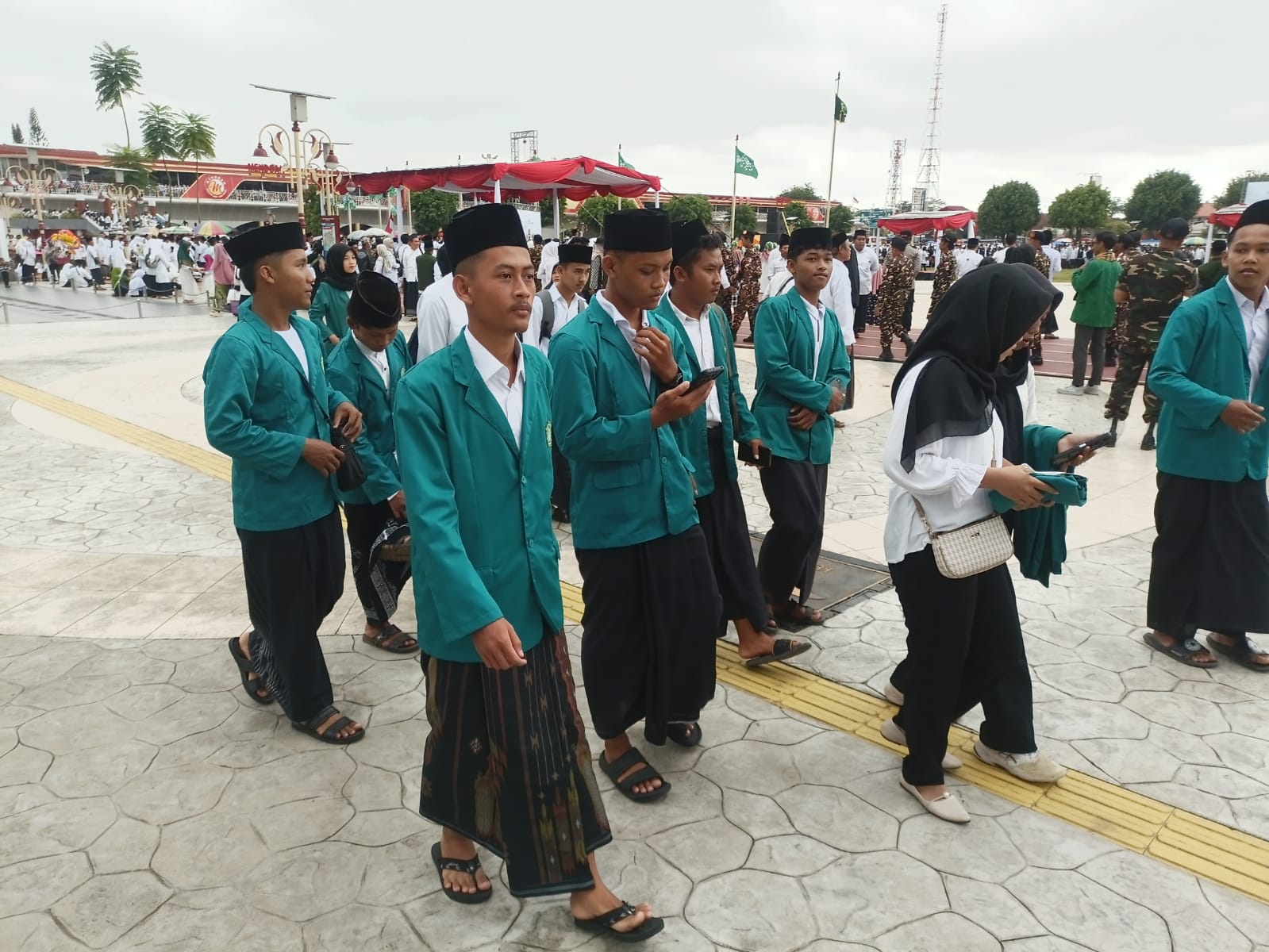 MOMENTUM: Santri dari berbagai pesantren di Kebumen berkumpul untuk mengikuti apel pada perayaan Hari Santri Nasional (HSN) di Alun-Alun Kebumen Rabu (22/10).