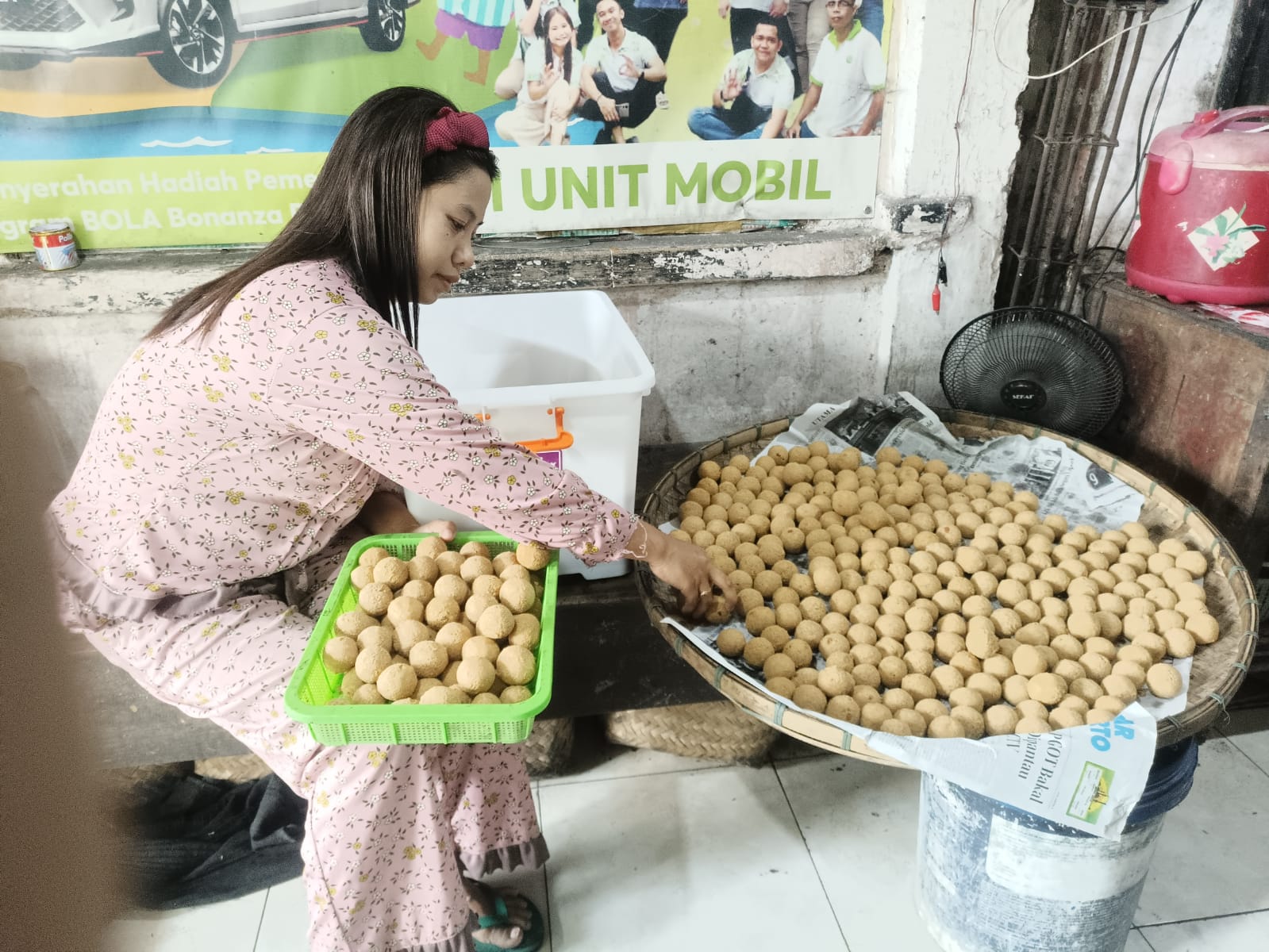 INDUSTRI RUMAHAN: Perajin tahu di sentra tahu Desa Kemitir, Kecamatan Kebumen menunjukkan produk tahu unggulan dengan citra rasa khas.