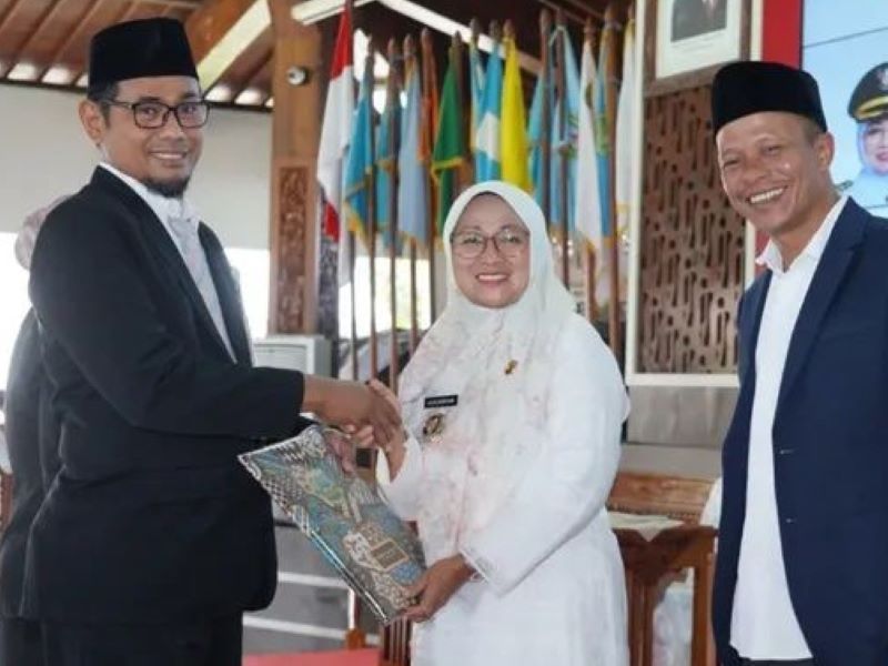 JABATAN BARU: Bupati Kebumen Lilis Nuryani melantik pejabat administrator dan pengawas di lingkup Pemkab Kebumen di Pendopo Kabumian Rabu (22/10).