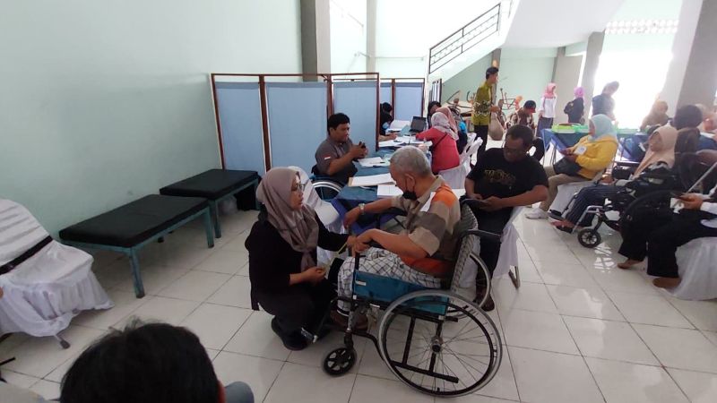UKURAN: Petugas mengukur lebar kursi roda untuk disesuaikan dengan kebutuhan.&nbsp;