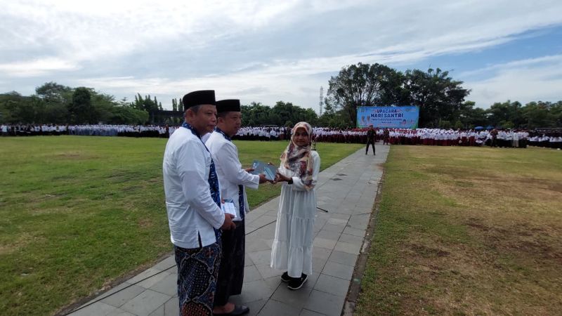 MEMBERIKAN: Santriwan mendapatkan hadiah tab untuk belajar.&nbsp;