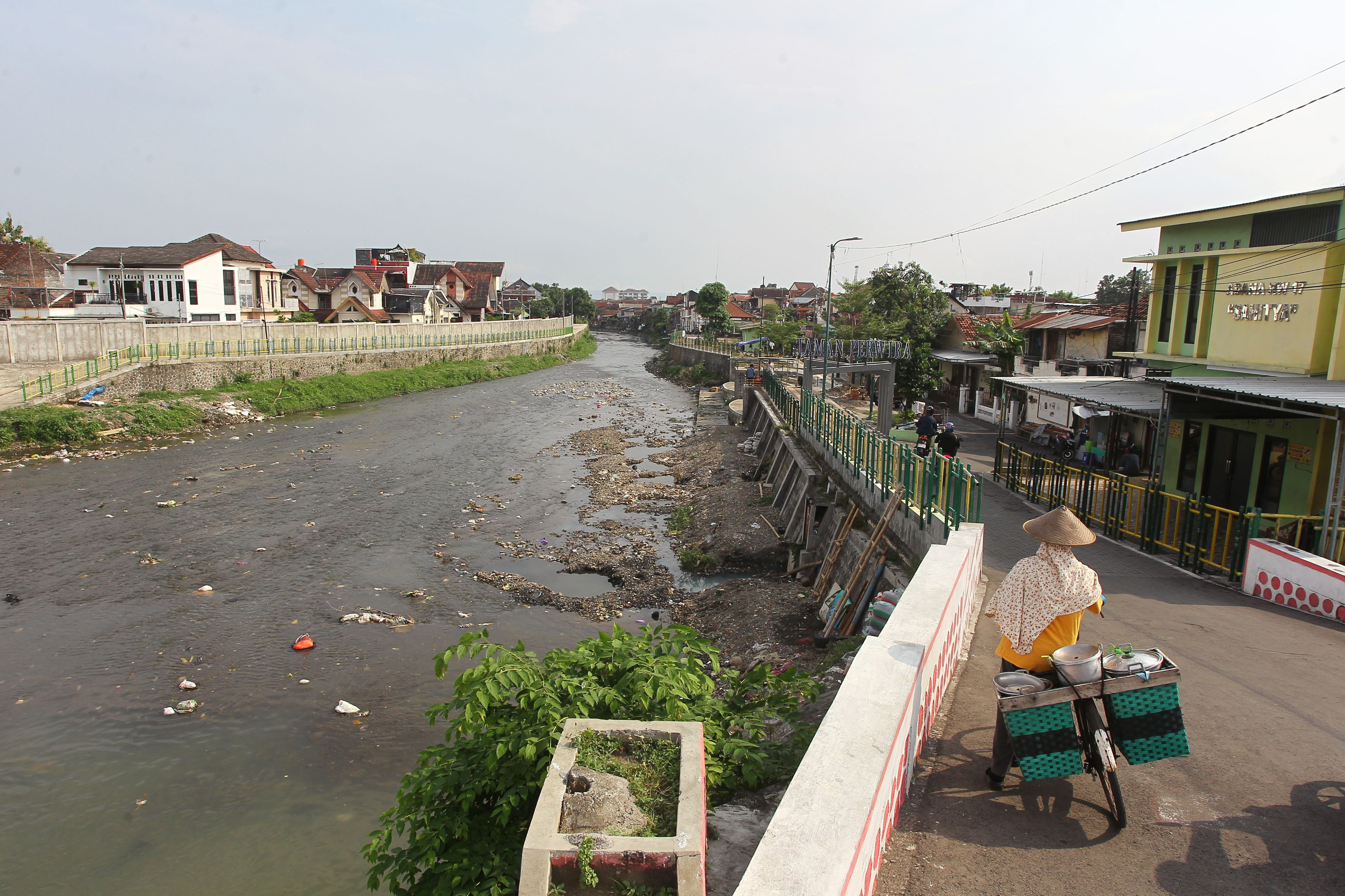CEGAH BENCANA: Kondisi Sungai Code di kawasan Kota Jogja. Saat ini Pemkot Jogja tengah melakukan normalisasi sungai.