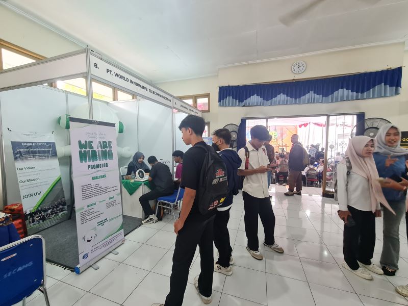 RAMAI: Para pencari kerja mulai membidik sejumlah perusahaan pada kegiatan Job Connect Fest 2025 di Kantor Kecamatan Secang, Rabu (22/10).