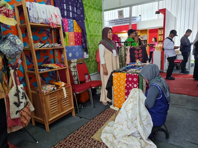 UNJUK GIGI: Beberapa stan UMKM batik dari sejumlah daerah turut meramaikan Magelang Batik Festival 2025 Rabu (22/10).