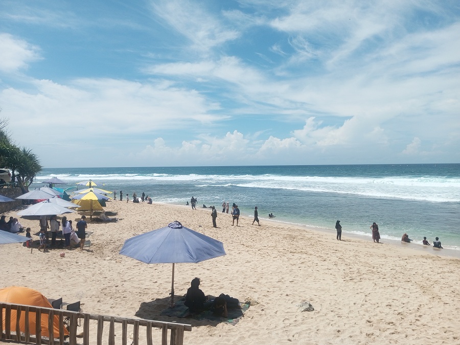 Kondisi Pantai Watu Kodok masih cenderung ramai di akhir pekan lalu pada Minggu (19/10/2025).