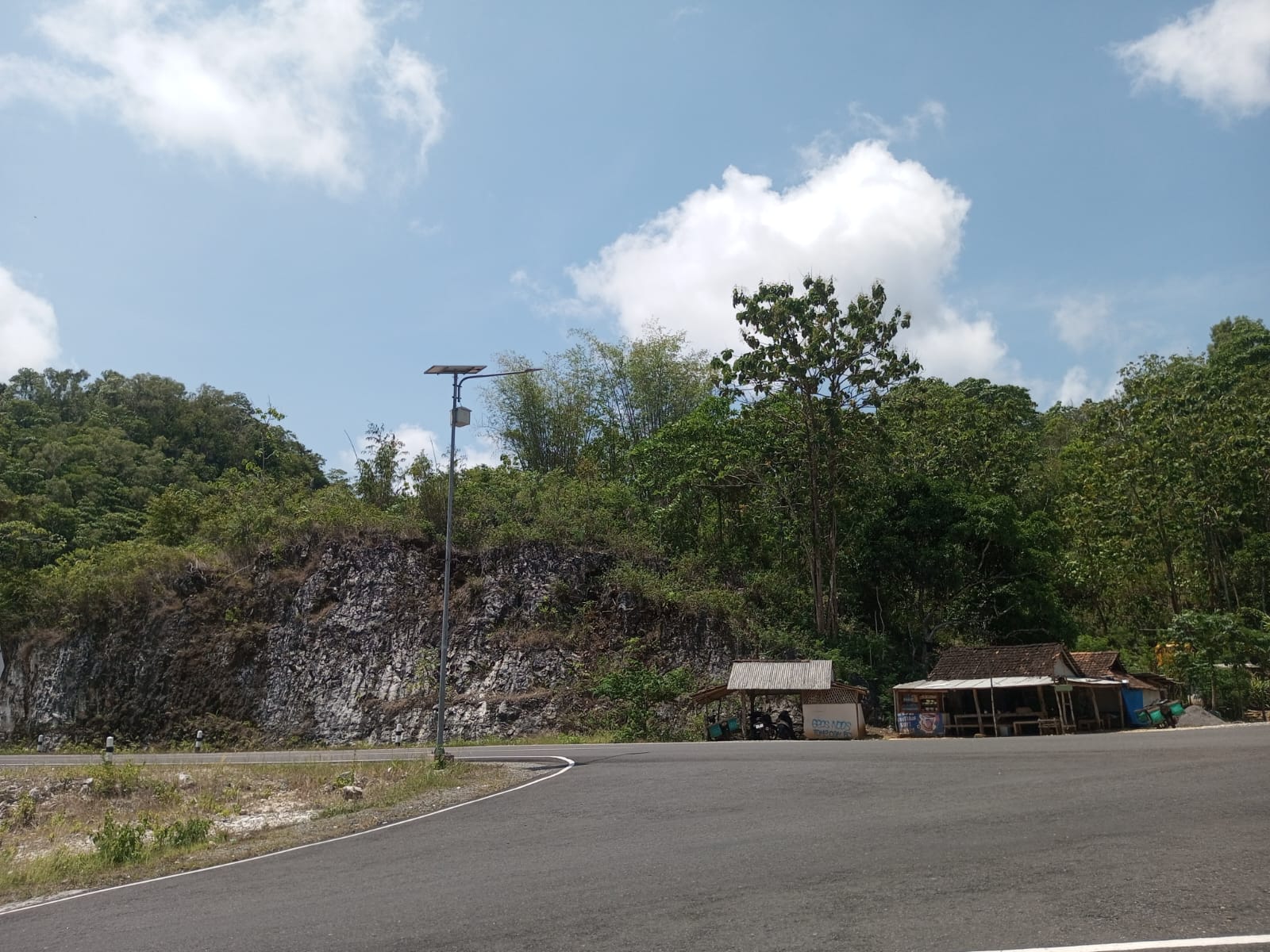 Kondisi penerang jalan di JJLS area Baron.