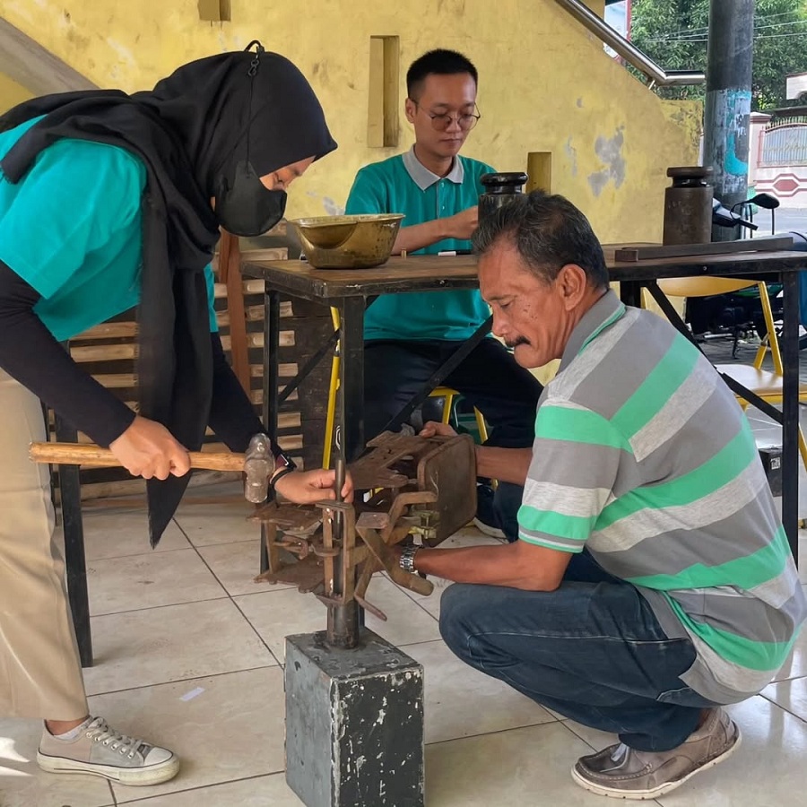 UPT Metrologi Legal Dinas Perdagangan Gunungkidul melakukan tera ulang di pasar Argosari sebagai upaya pemerintah menjaga ketertiban pengukuran di sektor perdagangan.