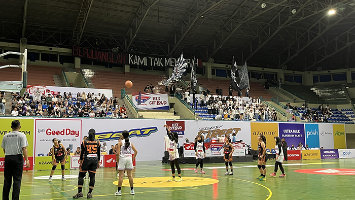 Tim basket putri SMAN 4 Yogyakarta saat menghadapi SMAN 1 Sewon dalam laga lanjutan turnamen Honda DBL with Kopi Good Day 2025 DI Yogyakarta.
