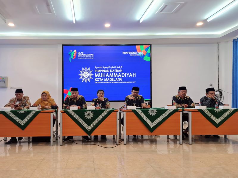 PAPARAN: Ketua PDM Kota Magelang Prof Rifqi Muhammad bersama jajarannya saat menyampaikan rangkaian kegiatan milad ke-113, Rabu (22/10).