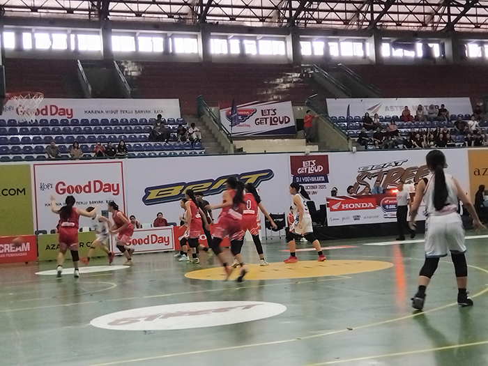 Tim putri SMP Budi Utama saat melawan SMP Montessori di GOR UNY, Rabu (22/10/2025).