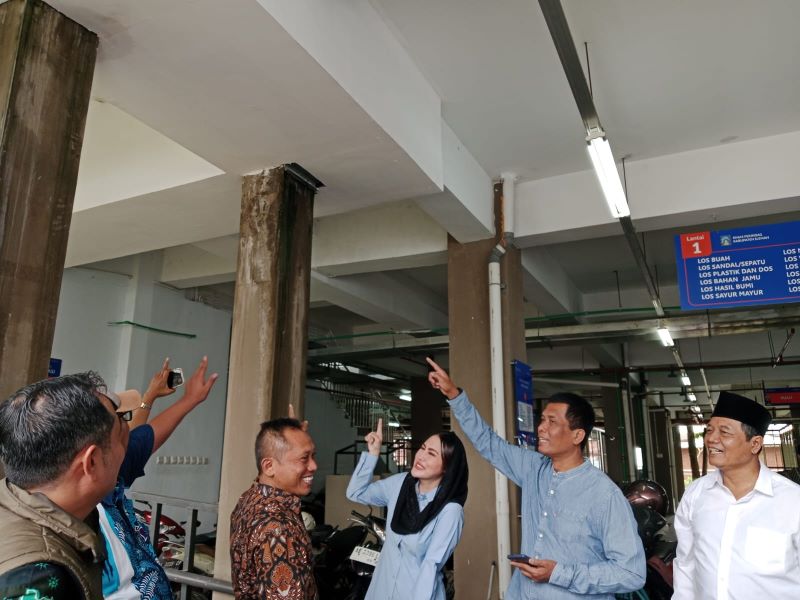 SIDAK: Anggota Komisi B DPRD Kabupaten Sleman bersama Wakil Ketua II Hasto Karyantoro SIP melakukan inspeksi mendadak di Pasar Godean, Rabu (22/10).