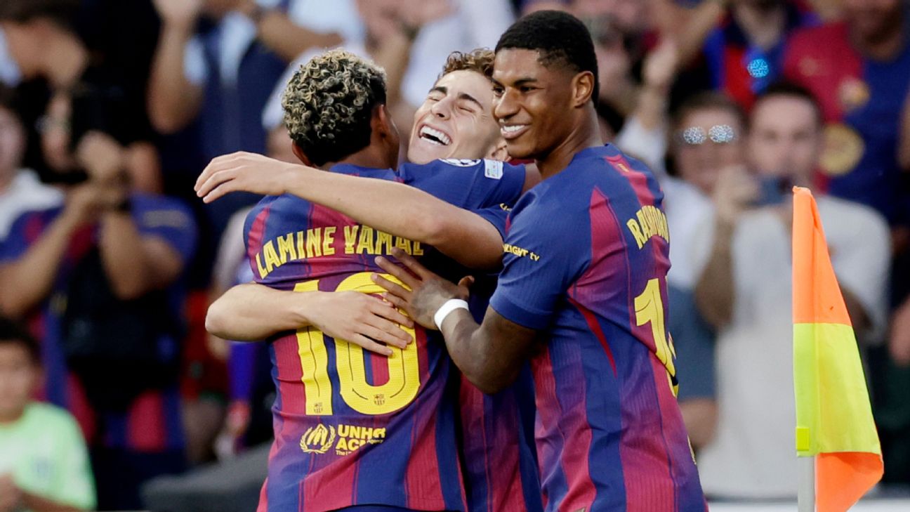 Selebrasi pemain Barcelona setelah Fermin Lopez cetak hattrick dalam kemenangan 6-1 atas Olympiacos di Liga Champions