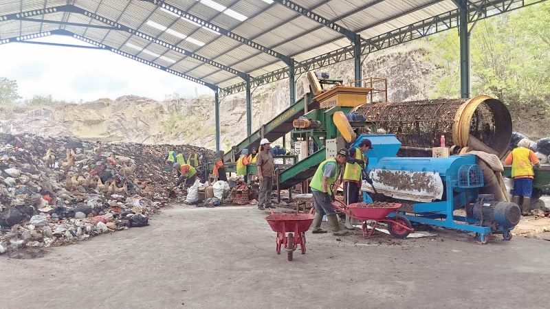 FOKUS: Karyawan ITF Bawuran sedang memilah sampah Selasa (21/10).