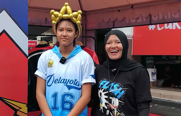 KINI BASKET: Naura Airish Qaisara Rifaldhi bersama ibunya, Devi Dian Huninggar di halaman GOR UNY, Rabu (22/10).