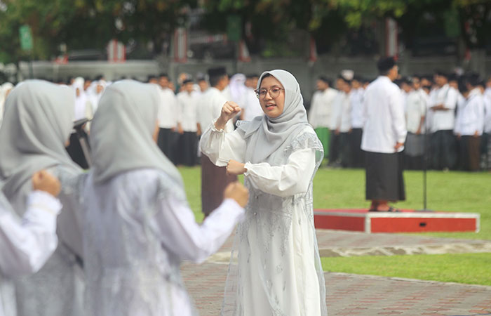 GENERASI KUAT: Santri dan Santriwati mengikuti apel akbar peringatan Hari Santri Nasional (HSN) 2025, di Halaman Balaikota Jogja,&nbsp;Rabu (22/10/2025).