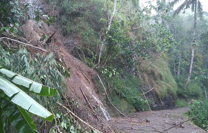 AMBLES: Kandang kambing milik warga di Padukuhan Sibolong, Kalurahan Jatimulyo, Girimulyo terkena longsor akibat diguyur hujan tanpa henti.