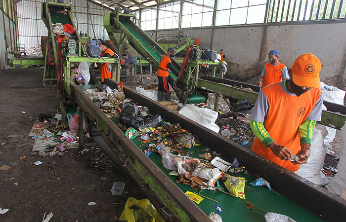 Pekerja melakukan pemilahan dan pengolahan sampah di TPS3R Kranon, Nitikan, Kota Jogja, Selasa (21/10).