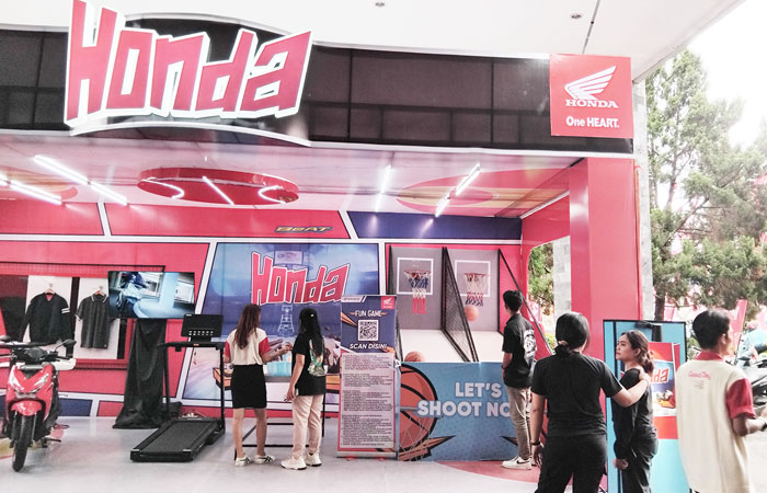 COBA GAMES: Para pengunjung saat menjajal game di dalam booth PT AHM di halaman GOR UNY.